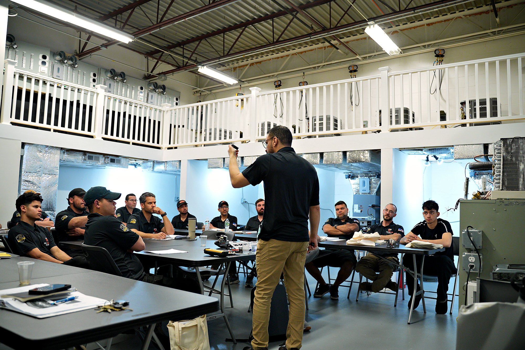 Sala de aula ampla com instrutor e alunos