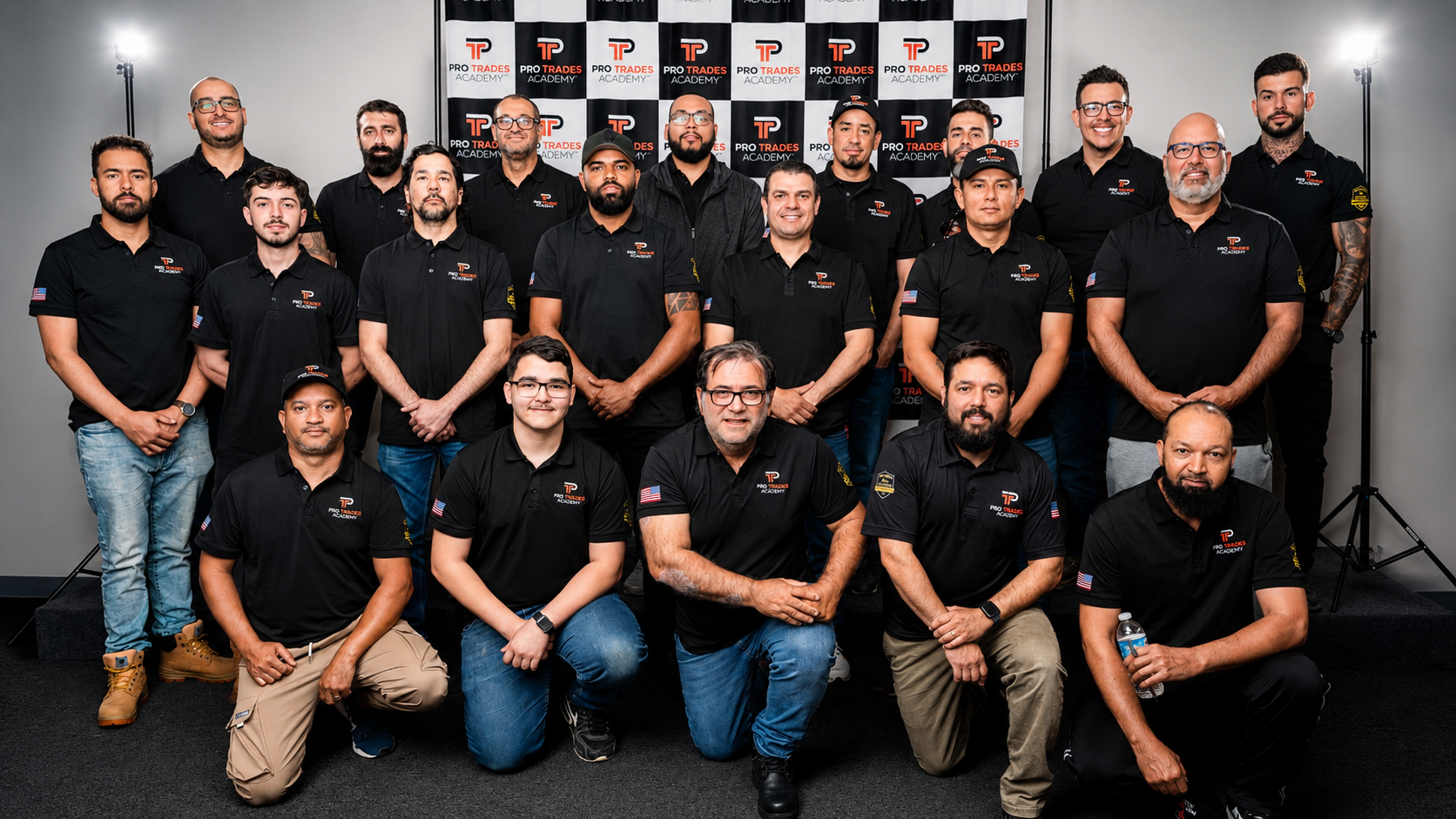 Turma da Pro Trades Academy reunida no estúdio
