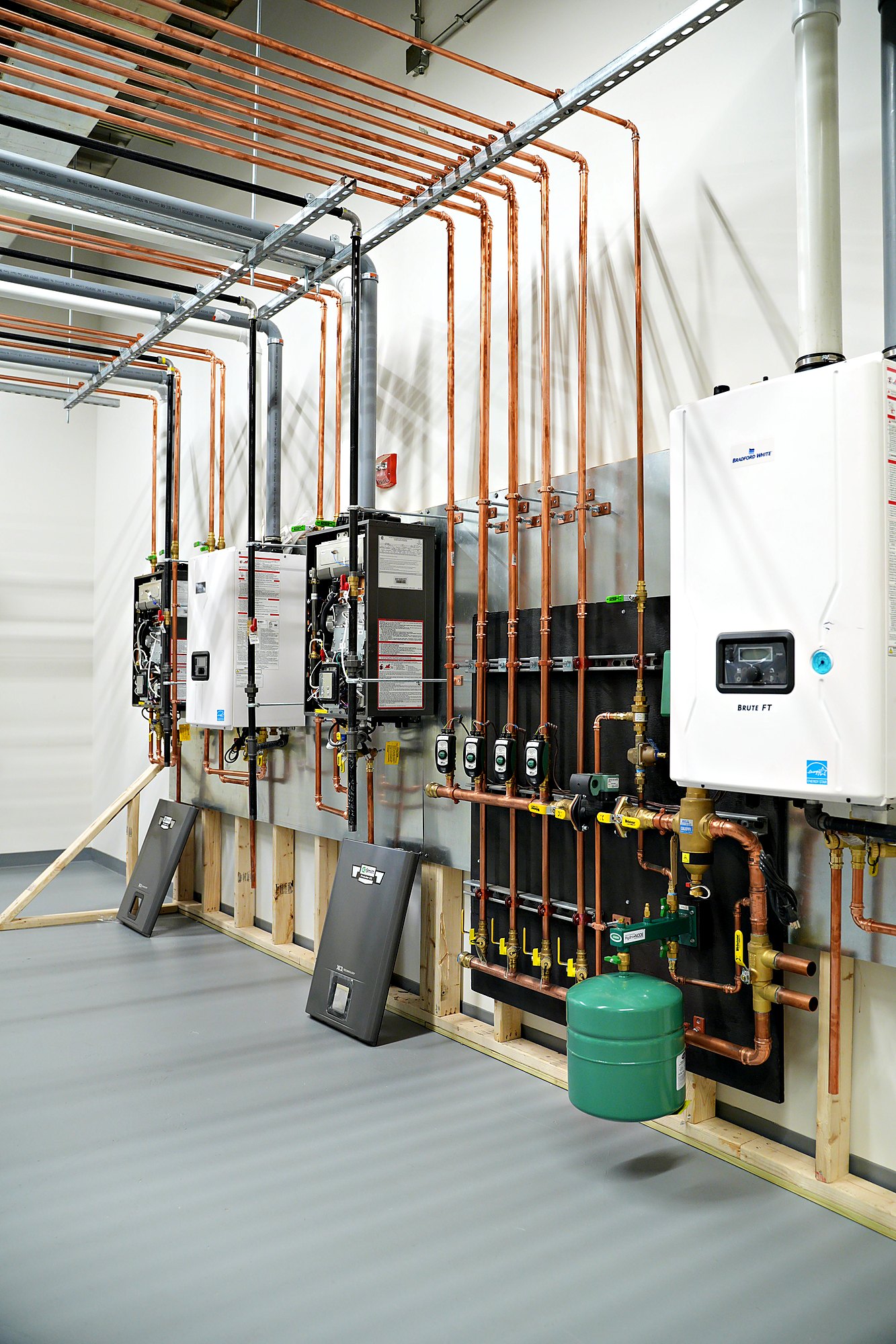 Bancada de tankless water heaters com tubulação de cobre, especialização técnica